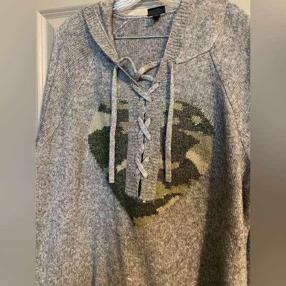 Grey hoodie sweater with cam heart. Torrid size 2. - Picture 4 of 5